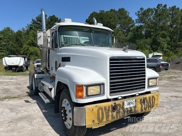 Mack CH613 牵引车