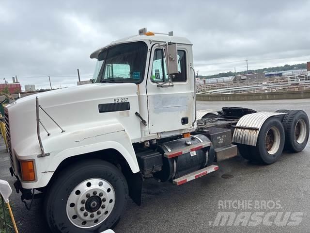 Mack CH613 牵引车