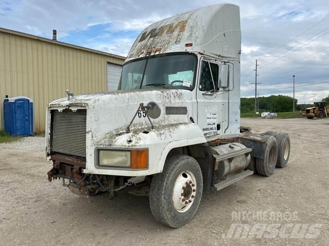 Mack CH613 牵引车