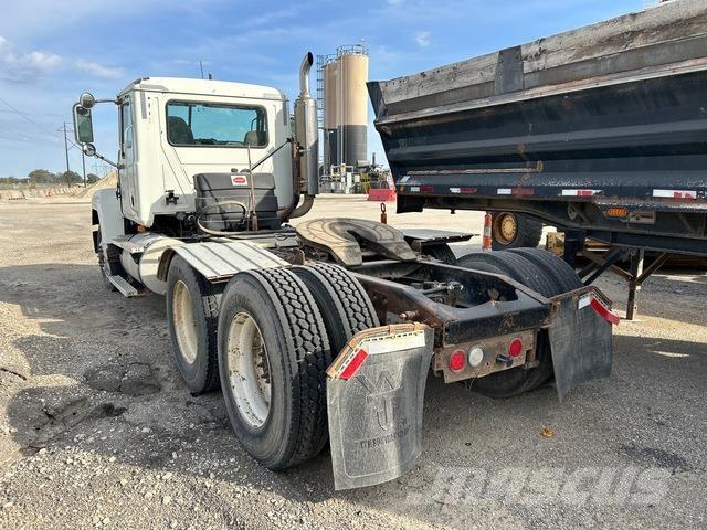 Mack CH613 牵引车