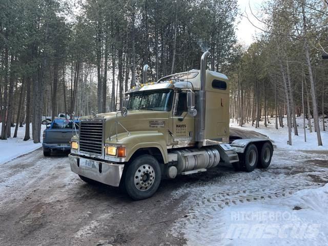 Mack CHN613 牵引车