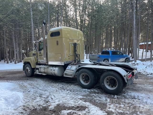Mack CHN613 牵引车
