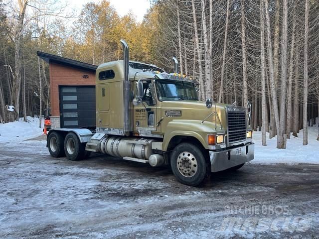 Mack CHN613 牵引车