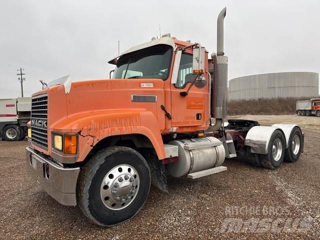 Mack CHN613 牵引车