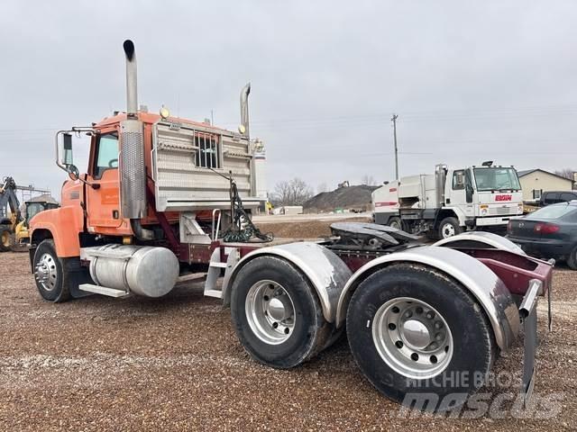 Mack CHN613 牵引车