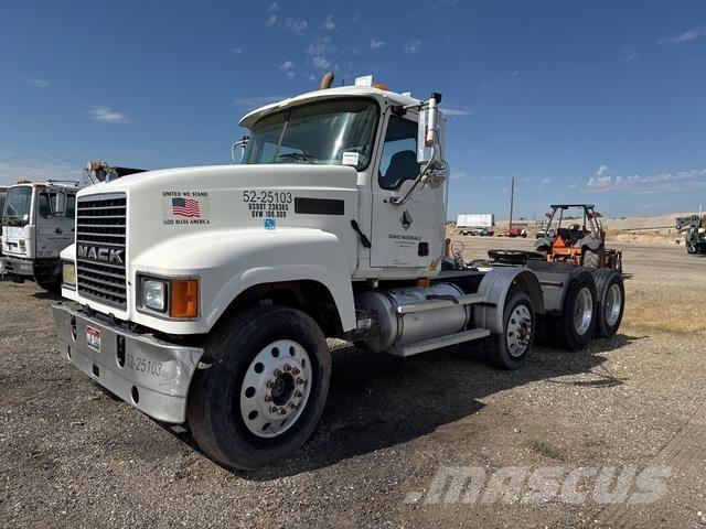 Mack CHN613 牵引车