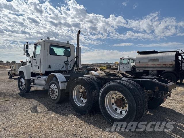 Mack CHN613 牵引车