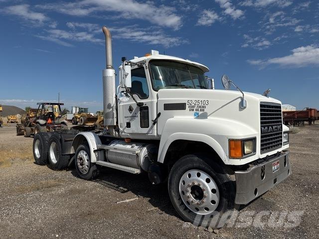Mack CHN613 牵引车