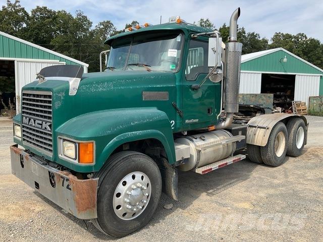 Mack CHN613 牵引车