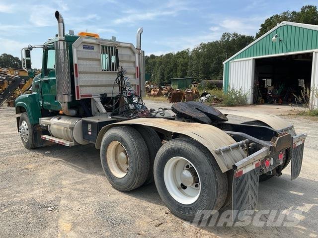 Mack CHN613 牵引车