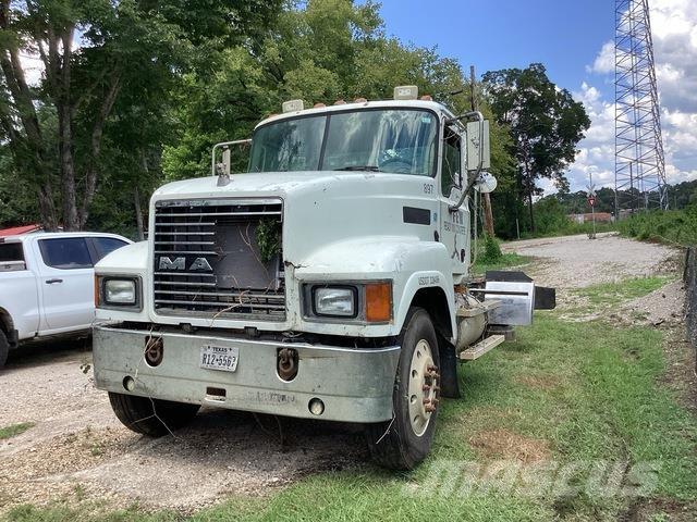 Mack CHN613 驾驶室与内部