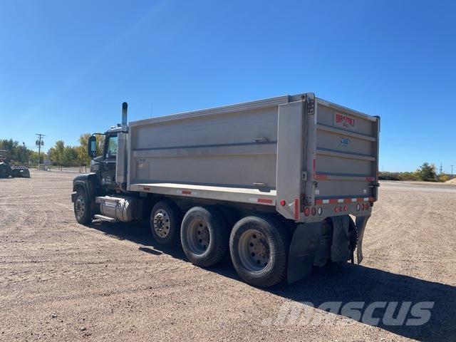 Mack CHN613 自卸式货车