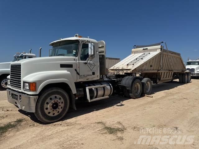 Mack CHU600 牵引车