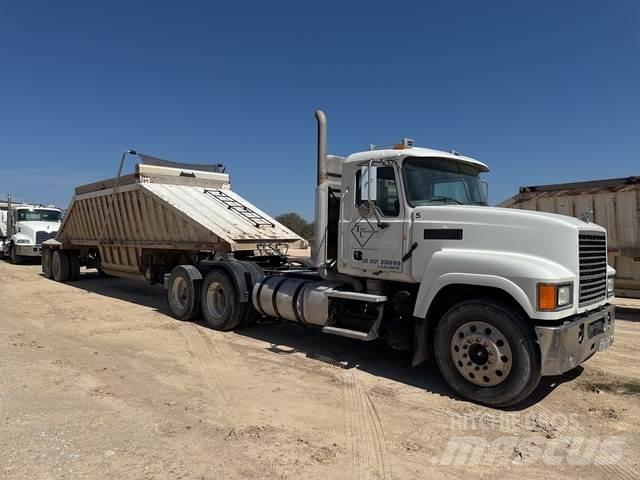 Mack CHU600 牵引车