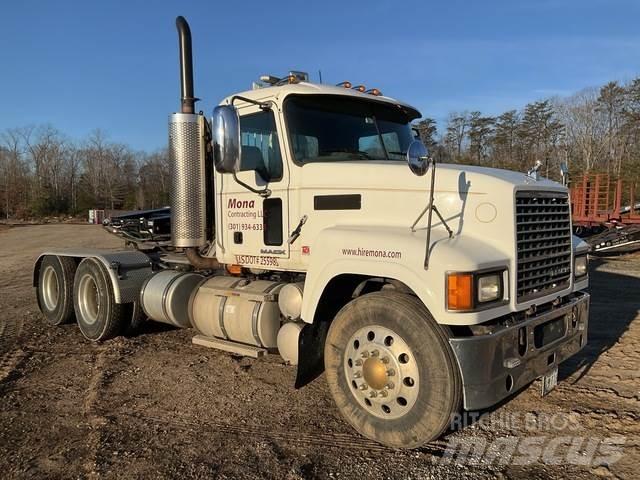 Mack CHU613 牵引车