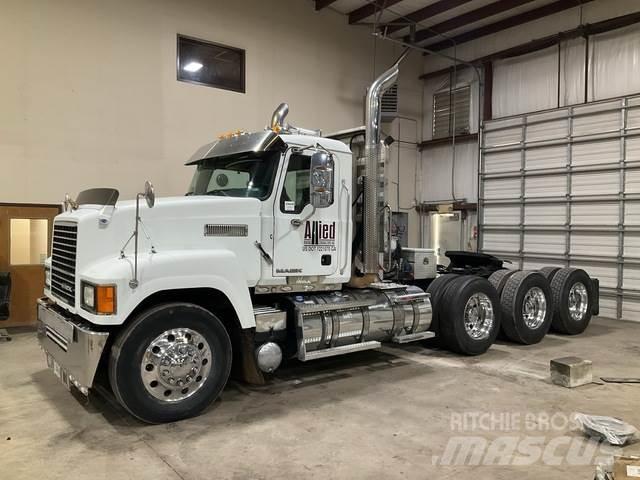 Mack CHU613 牵引车