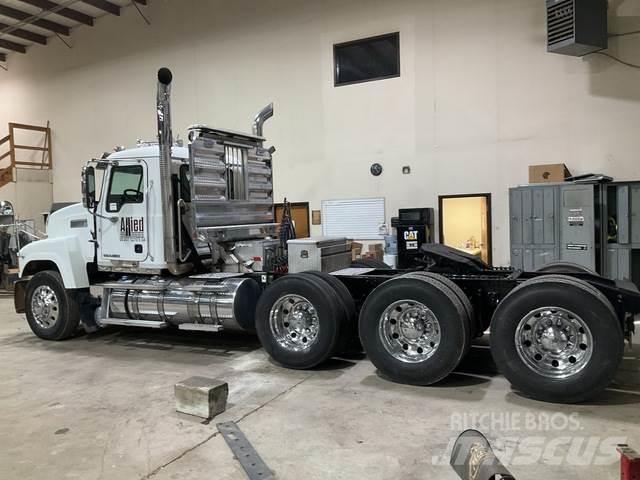 Mack CHU613 牵引车
