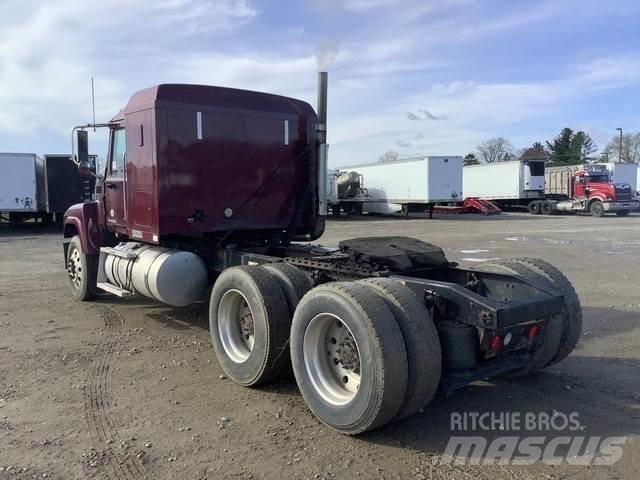 Mack CHU613 牵引车