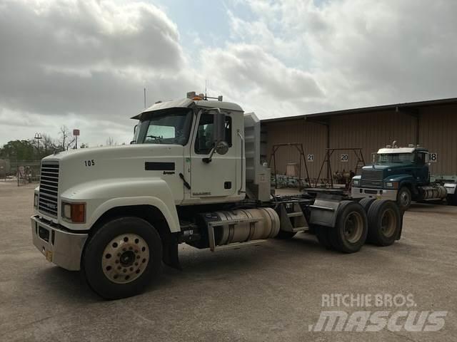 Mack CHU613 牵引车