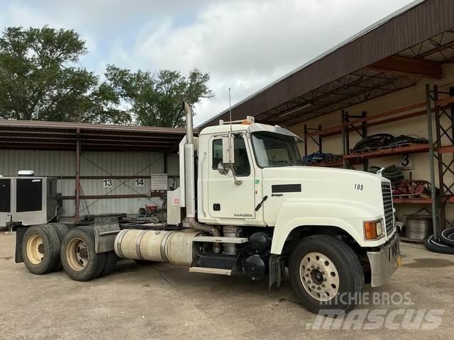 Mack CHU613 牵引车