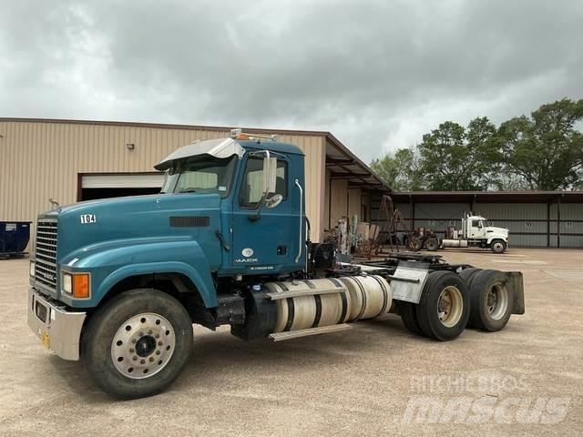 Mack CHU613 牵引车