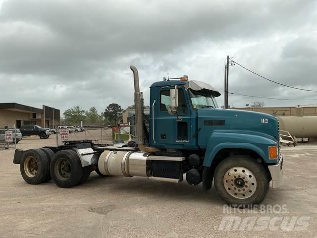 Mack CHU613 牵引车