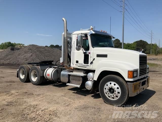 Mack CHU613 牵引车