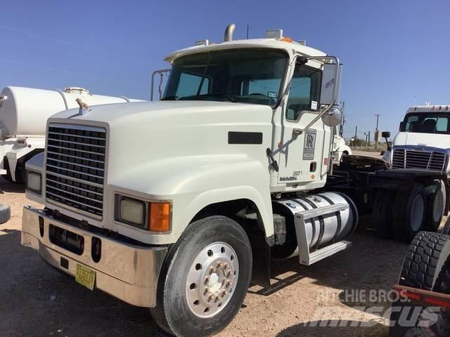 Mack CHU613 牵引车