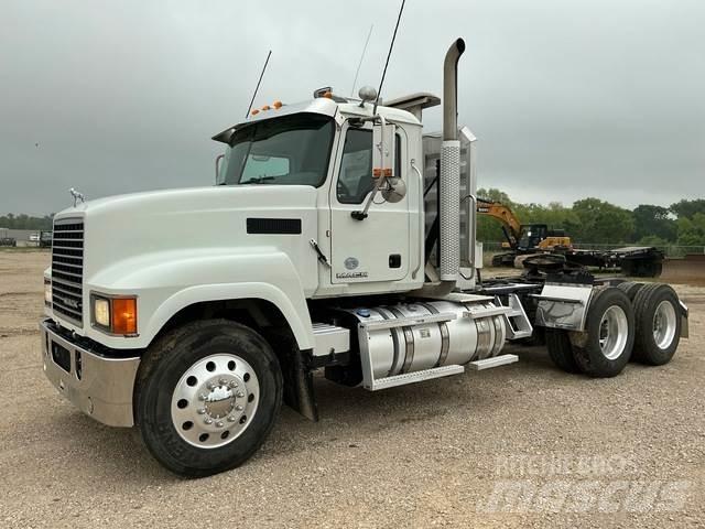 Mack CHU613 牵引车