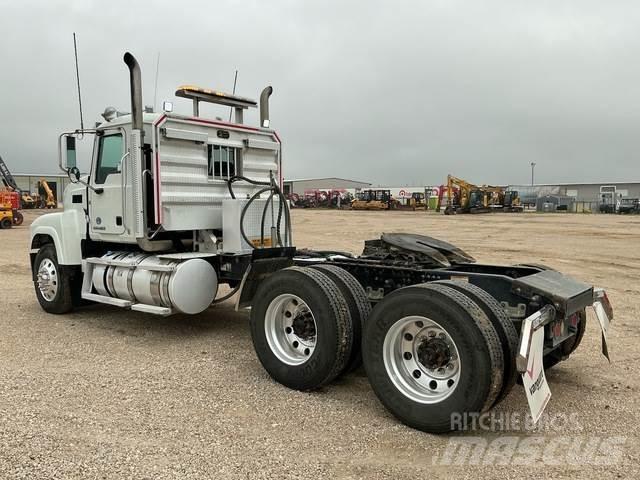 Mack CHU613 牵引车