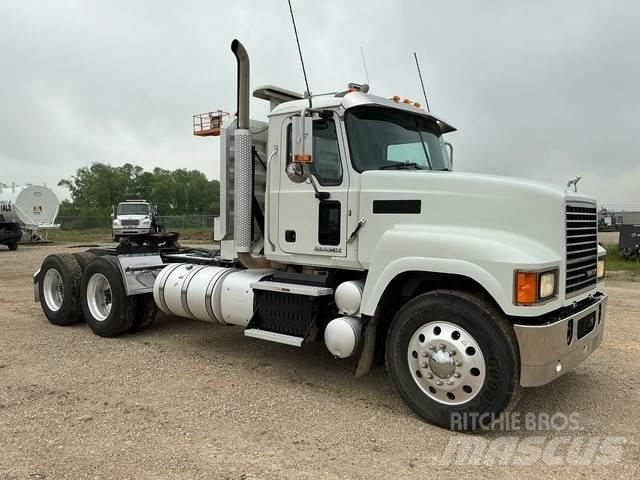Mack CHU613 牵引车