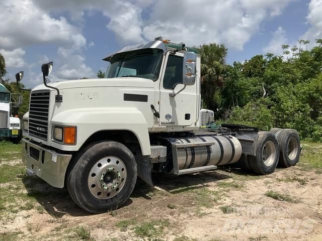 Mack CHU613 牵引车