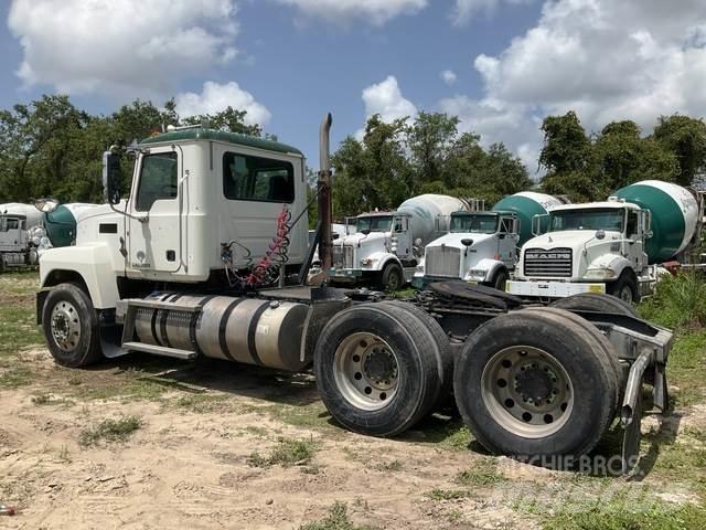Mack CHU613 牵引车