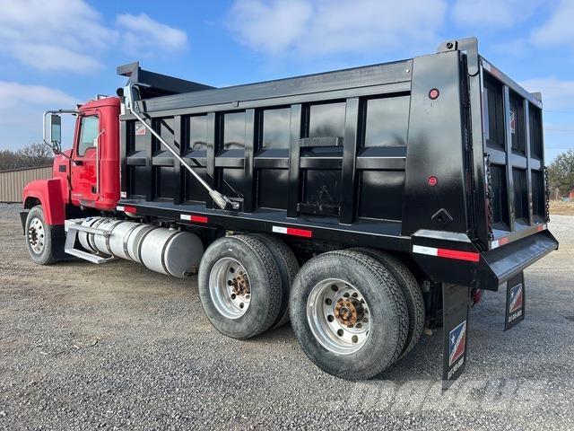 Mack CHU613 自卸式货车