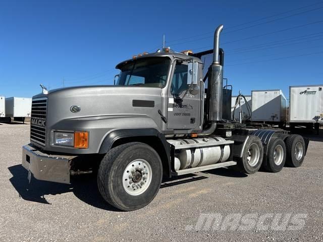 Mack CL713 牵引车