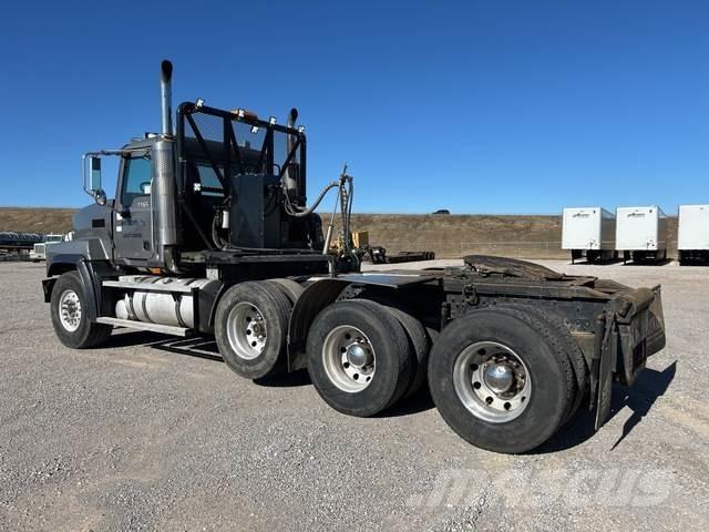 Mack CL713 牵引车