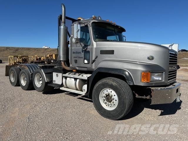 Mack CL713 牵引车