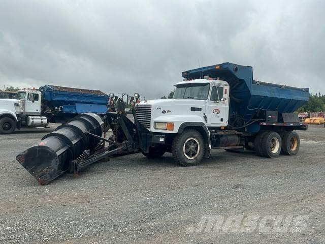 Mack CL713 推雪机
