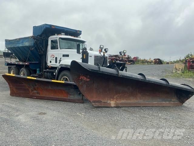 Mack CL713 推雪机