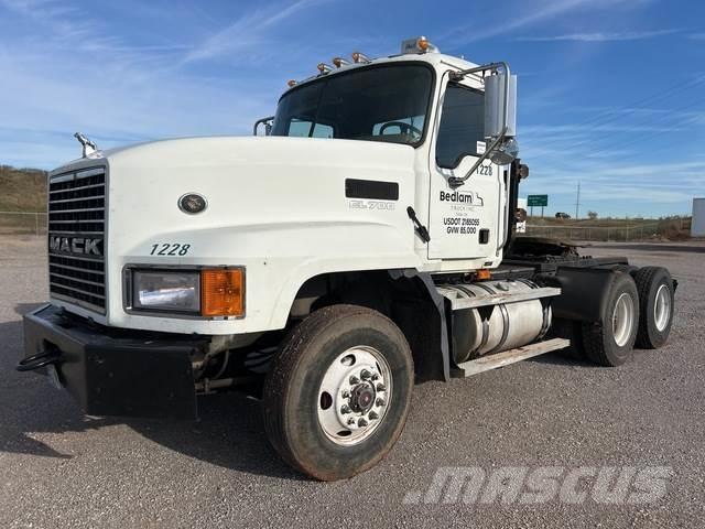 Mack CL733 牵引车