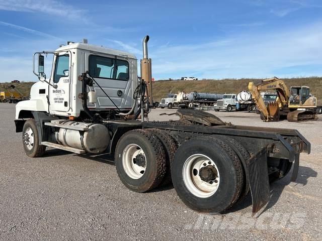Mack CL733 牵引车
