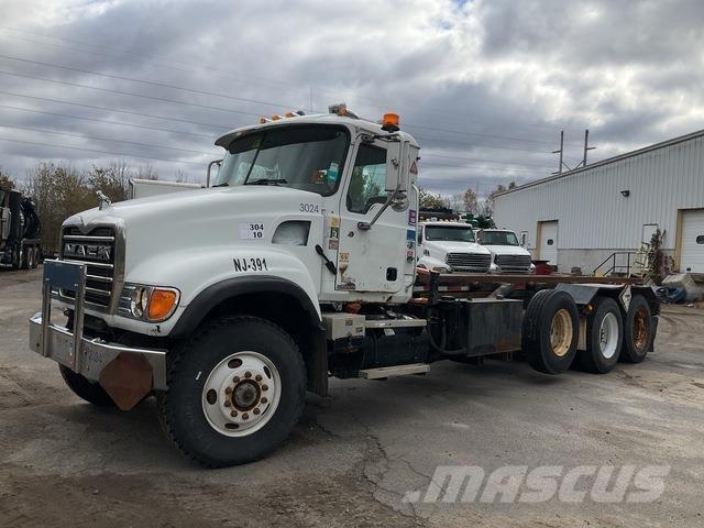 Mack CV713 翻斗车