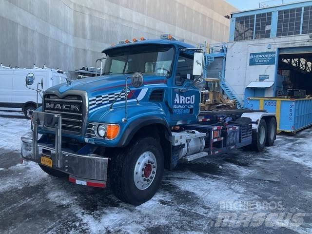 Mack CV713 翻斗车