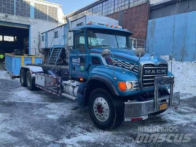 Mack CV713 翻斗车