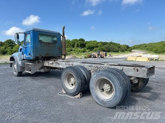 Mack CV713 驾驶室与内部