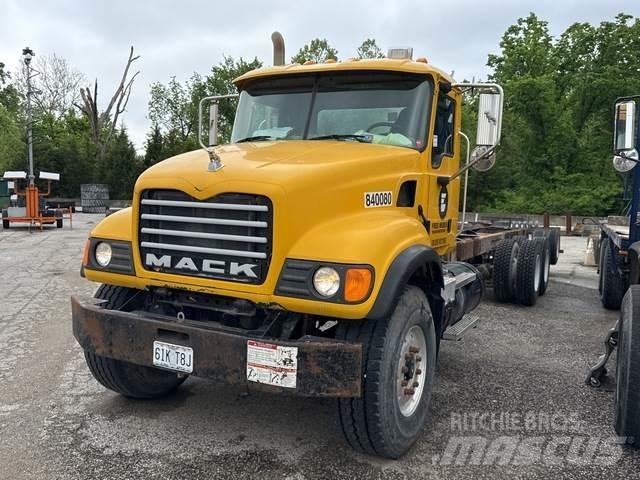 Mack CV713 驾驶室与内部
