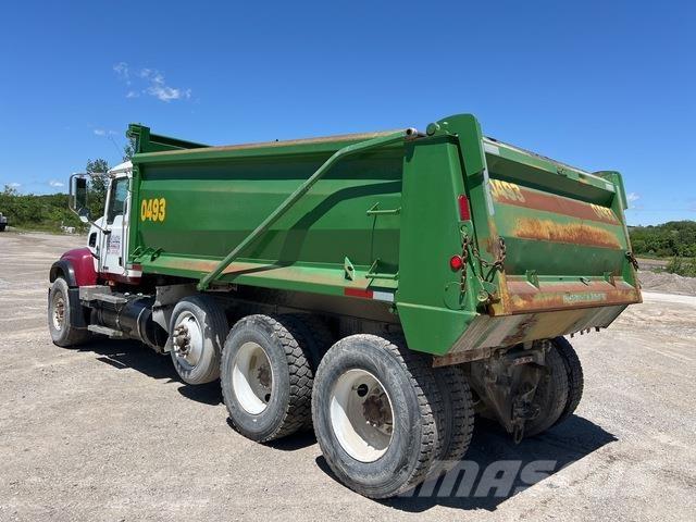 Mack CV713 自卸式货车