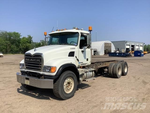 Mack CV713 驾驶室与内部