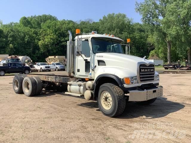 Mack CV713 驾驶室与内部
