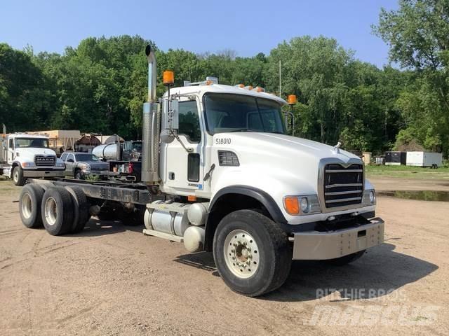 Mack CV713 驾驶室与内部